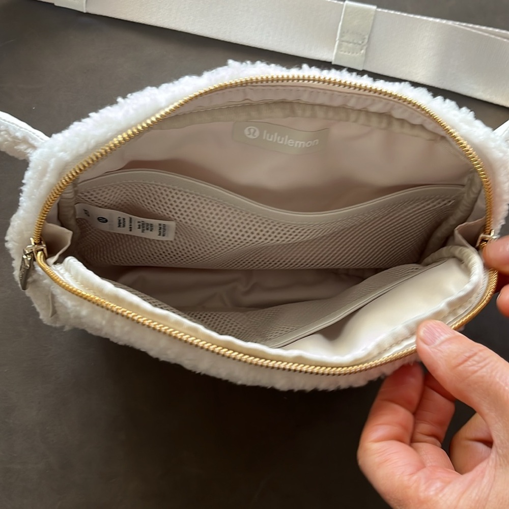 Lululemon Everywhere Belt Bag 2L Fleece - Picture 3 of 6
